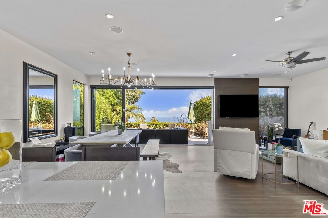 18326 W Clifftop Way in Malibu, CA - Building Photo