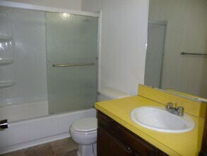 2133 Northtree Dr NE in Keizer, OR - Foto de edificio - Building Photo