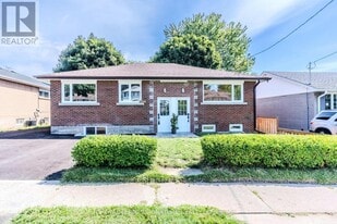 1337 Cedar St in Oshawa, ON - Building Photo