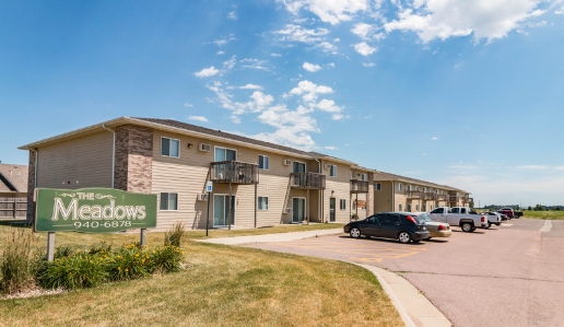 The Meadows Apartments in Harrisburg, SD - Foto de edificio