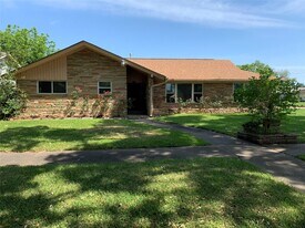 4002 Mischire Dr in Houston, TX - Building Photo