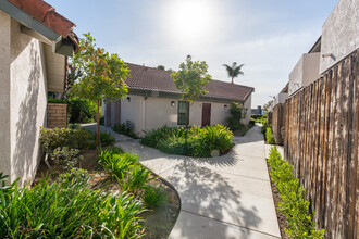 Mountain Vista Apartments in Azusa, CA - Foto de edificio - Building Photo