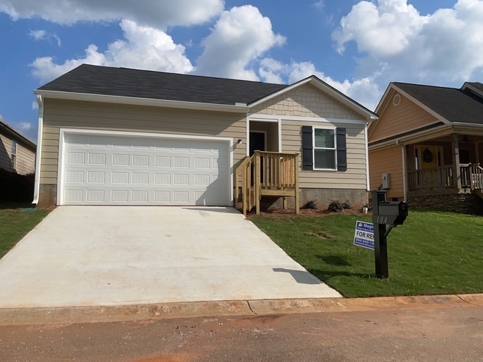 104 Bradley Dr in Pickens, SC - Building Photo