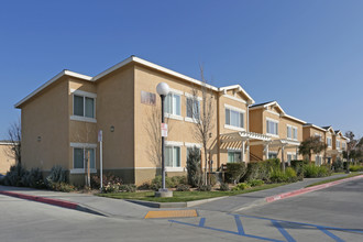 Pacheco Court Apartments in Los Banos, CA - Foto de edificio - Building Photo