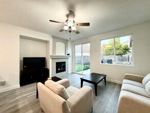 3078 Tintorera Way in Sacramento, CA - Building Photo - Building Photo