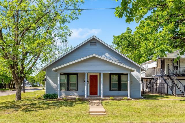 224 W Doyle St in Granbury, TX - Building Photo