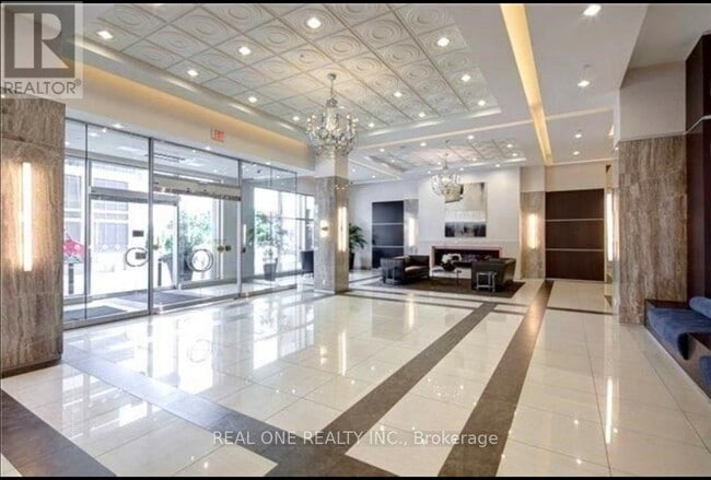 7167 Yonge St in Markham, ON - Building Photo - Building Photo