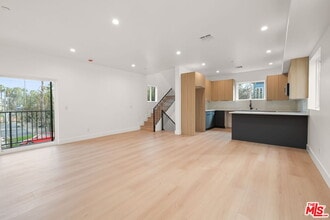 913 N Hobart Blvd in Los Angeles, CA - Building Photo - Building Photo