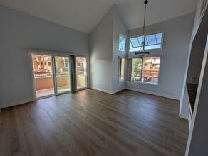 15377 Maturin Dr, Unit 207 in San Diego, CA - Foto de edificio - Building Photo