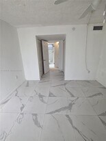 2000 Biarritz Dr in Miami Beach, FL - Building Photo