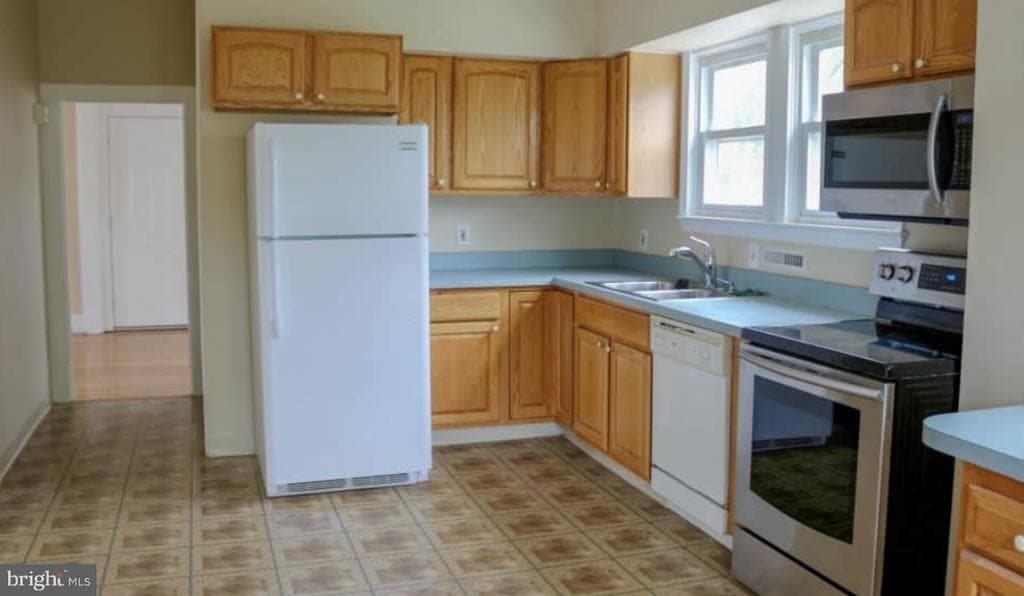 921 New Pear St in Vineland, NJ - Building Photo