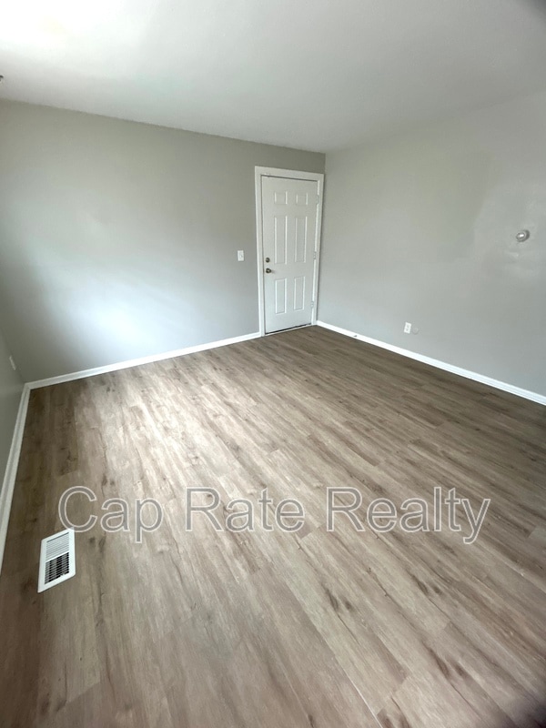 2174 Sullivant Ave in Columbus, OH - Building Photo - Building Photo