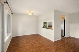 10012 NE 117th Ct in Kirkland, WA - Foto de edificio - Building Photo