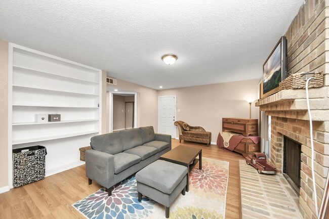 10555 Turtlewood Ct in Houston, TX - Foto de edificio - Building Photo