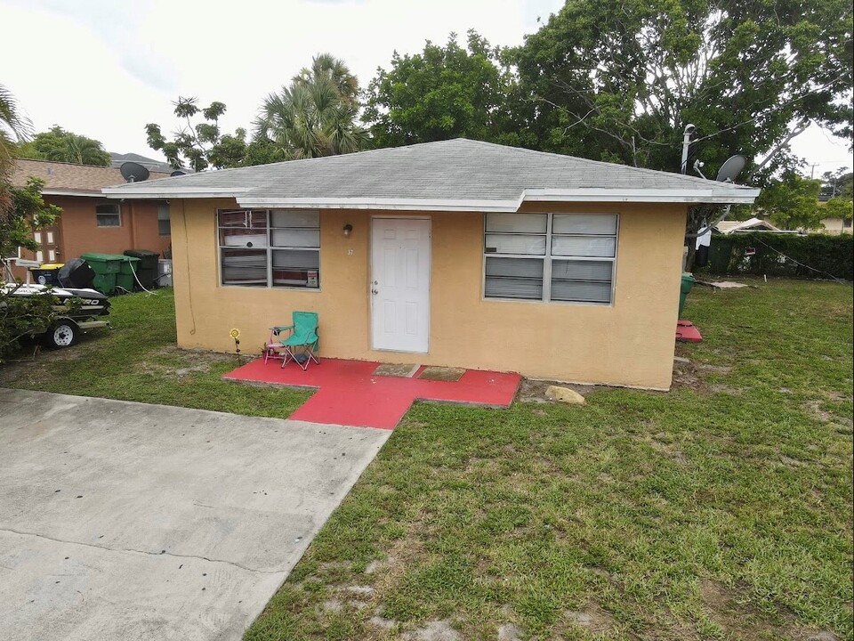 37 NW 6th Ave in Dania Beach, FL - Building Photo