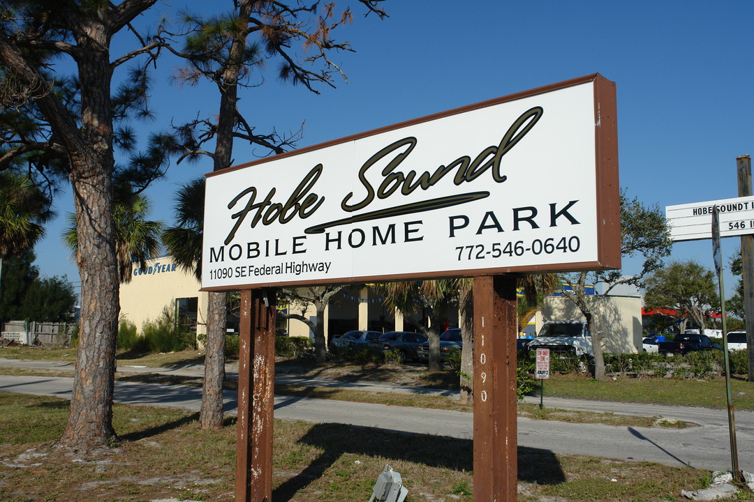 11090 SE Federal Hwy in Hobe Sound, FL - Building Photo