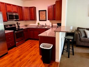 101 Brownstone Ct in Wilton, NY - Foto de edificio - Building Photo