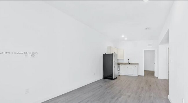 409 NW 4th Ave, Unit B in Hallandale Beach, FL - Foto de edificio - Building Photo