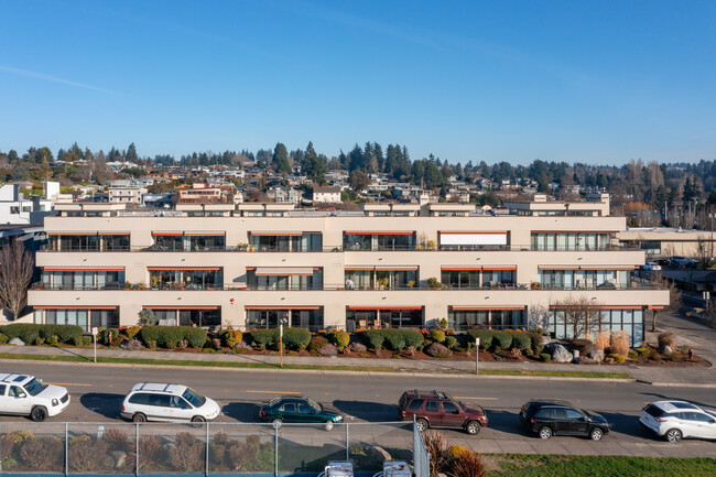 600 South 227th Street in Des Moines, WA - Foto de edificio - Building Photo