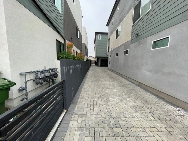 2104 Hauser Blvd in Los Angeles, CA - Building Photo - Building Photo