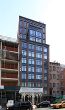 Village Green West in New York, NY - Building Photo - Building Photo