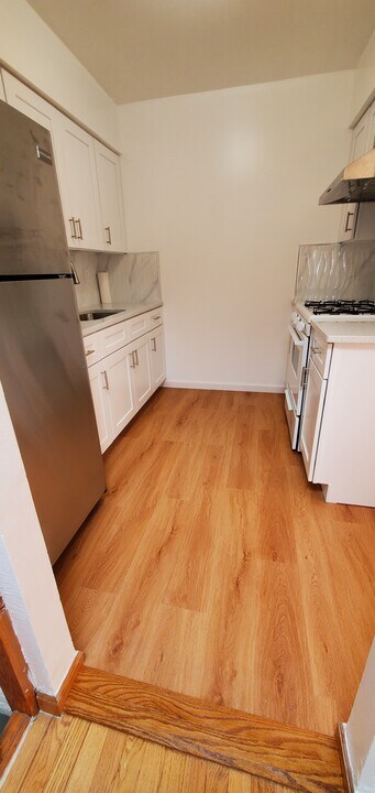 5007 207th St in Oakland Gardens, NY - Building Photo