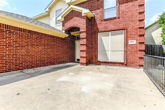 8005 Kathleen Ct in Fort Worth, TX - Foto de edificio - Building Photo