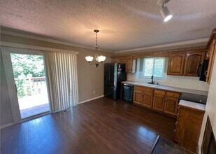 925 NE Carousel Ln in Lee's Summit, MO - Building Photo - Building Photo