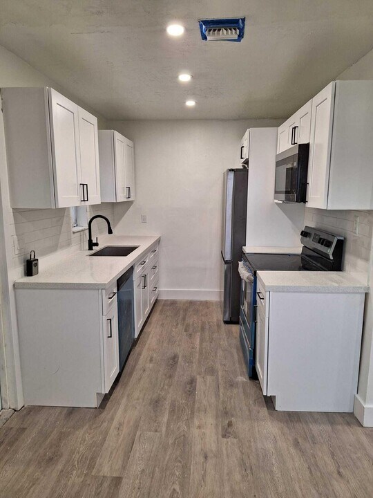 1000 W 1st St in West Palm Beach, FL - Building Photo