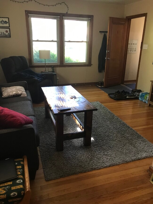 2571 N Wauwatosa Ave, Unit 1 in Wauwatosa, WI - Building Photo - Building Photo