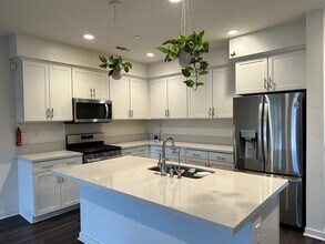 140 Farmhouse Dr in Simi Valley, CA - Building Photo - Building Photo