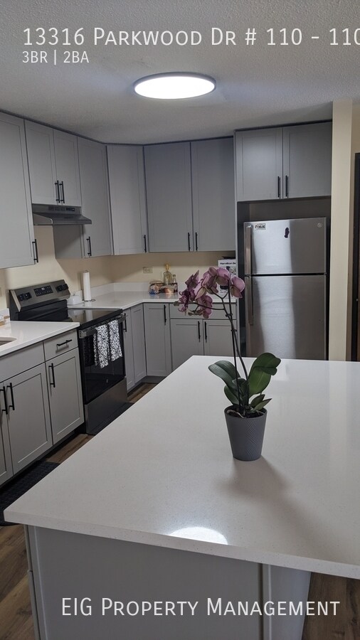 13316 Parkwood Dr-Unit -110 in Burnsville, MN - Foto de edificio - Building Photo