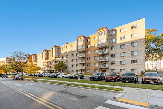 College Park Towers in College Park, MD - Building Photo - Building Photo