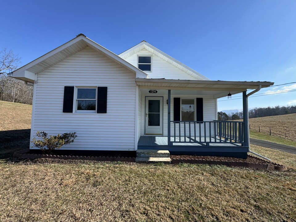 124 Harrington Hollow Rd in Bluff City, TN - Building Photo