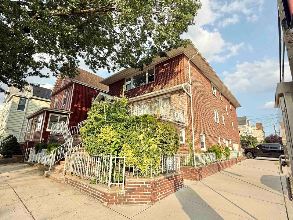 588 Avenue A in Bayonne, NJ - Building Photo