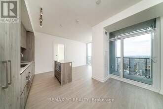 1 Yorkville Ave in Toronto, ON - Building Photo - Building Photo