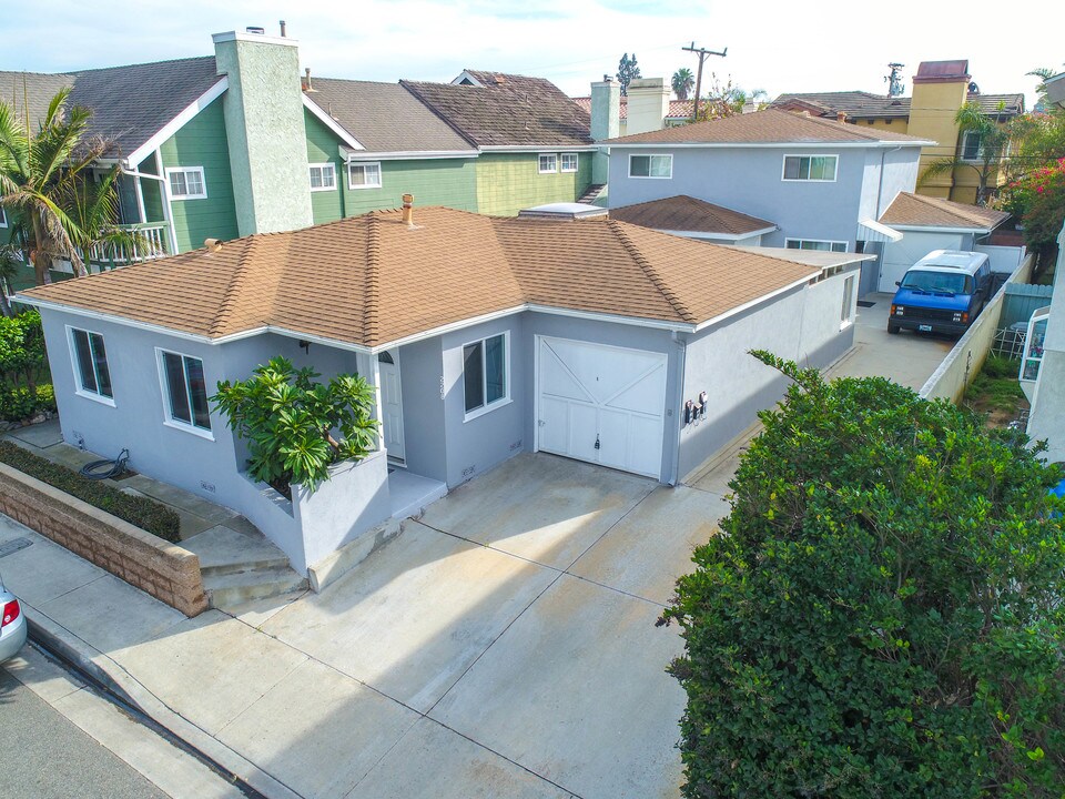 2208 Manhattan Beach Blvd in Redondo Beach, CA - Foto de edificio