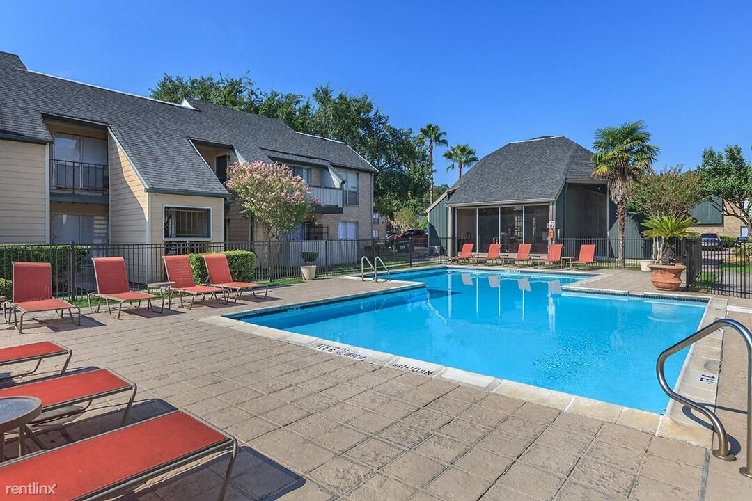 2139 Lake Hills Dr Photo