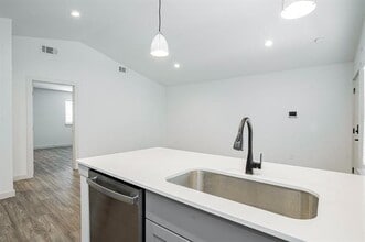 523 N Ewing Ave in Dallas, TX - Foto de edificio - Building Photo