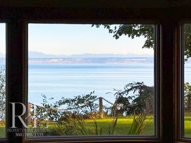 property at 31710 Sunrise Beach Ct NE