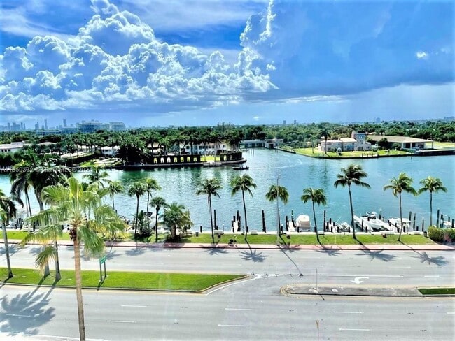 5005 Collins Ave in Miami Beach, FL - Foto de edificio - Building Photo