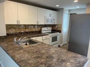 8051 N Colony Cir in Tamarac, FL - Building Photo - Building Photo