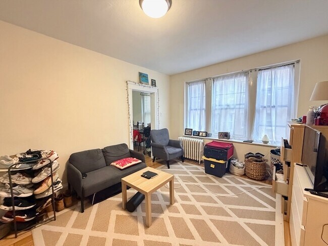 64 Queensberry St, Unit 212 in Boston, MA - Building Photo - Building Photo