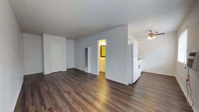 Douglas Court Apartments in Dallas, TX - Building Photo - Building Photo