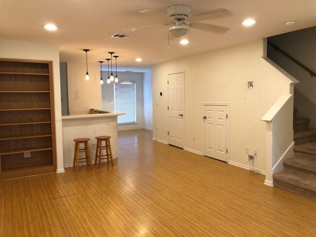 6900 E Riverside Dr in Austin, TX - Building Photo - Building Photo