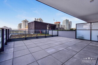 1588 Johnston Rd in White Rock, BC - Building Photo - Building Photo