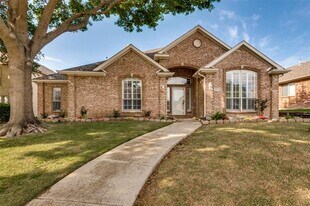 1052 E Seminole Trail in Carrollton, TX - Building Photo