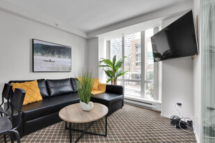 910 Beach Ave in Vancouver, BC - Building Photo