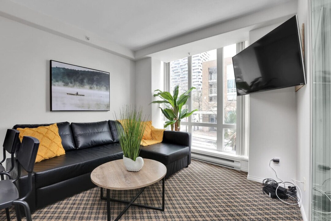 910 Beach Ave in Vancouver, BC - Building Photo
