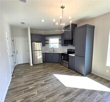 10 Clarence Dr in Edinburg, TX - Building Photo